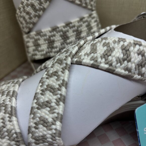 8.5 NWT Skechers Sandals - Picture 5 of 6